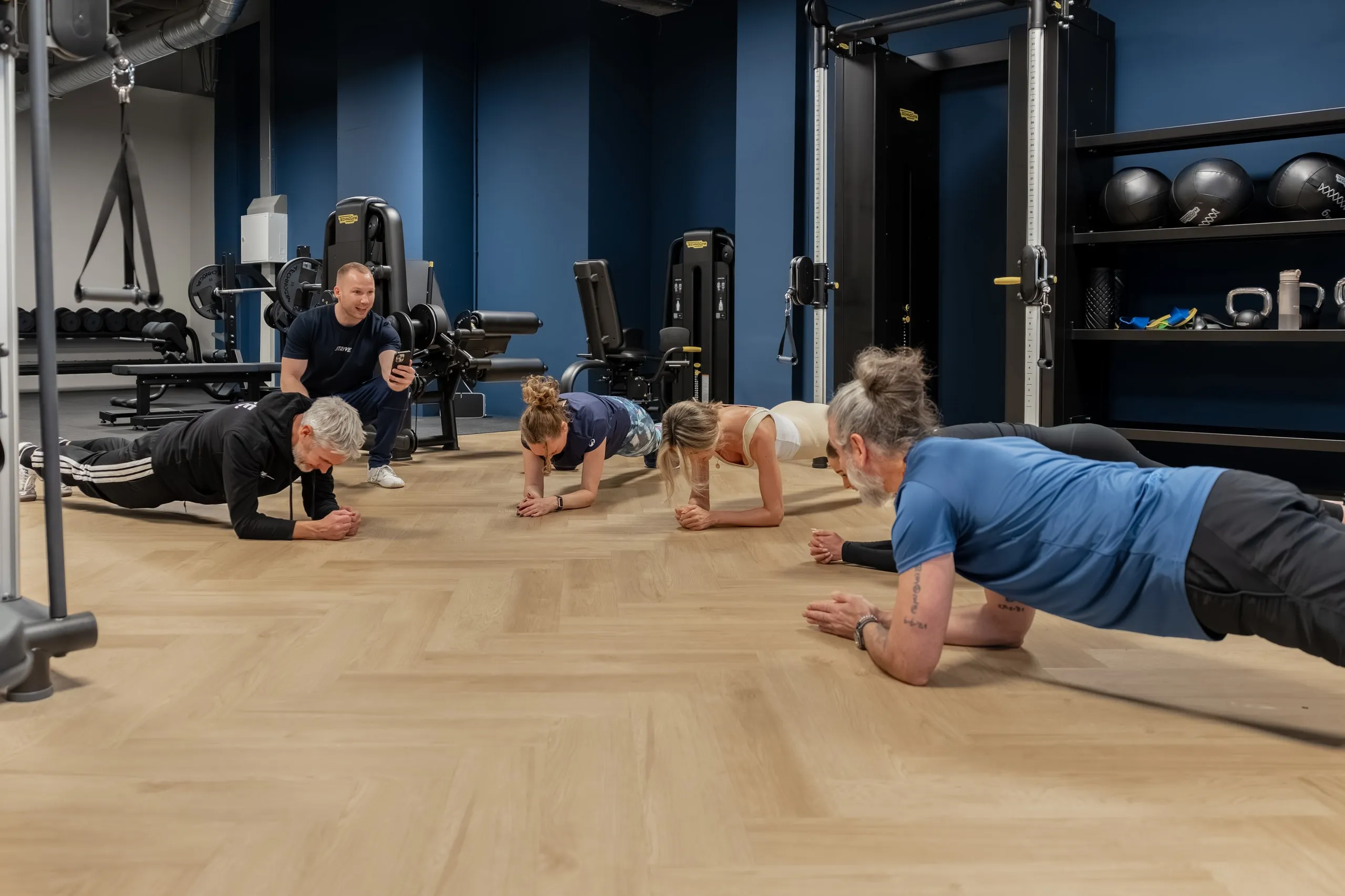 Sporters trainen op de vloer bij STRIVE.